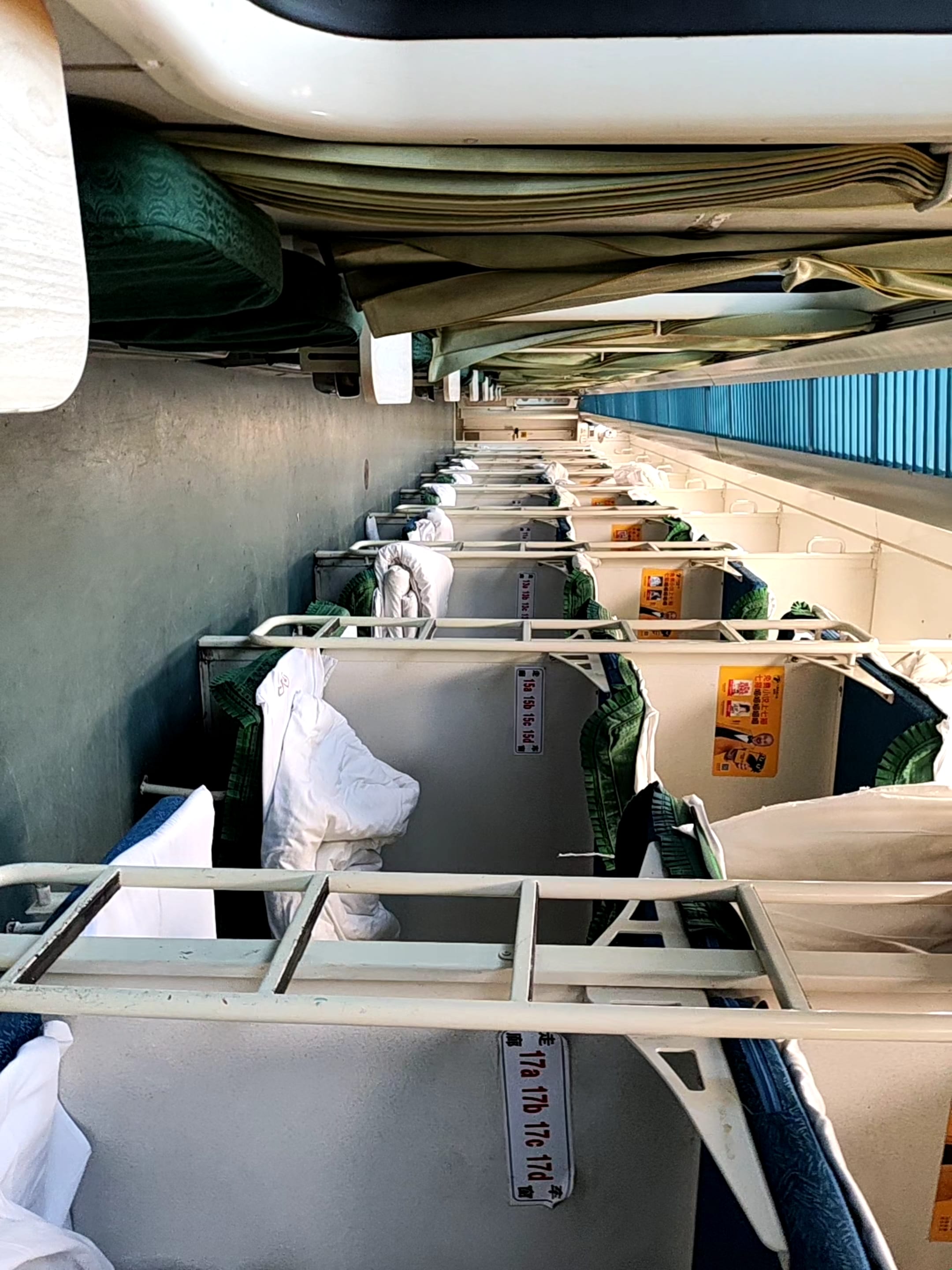 火车卧铺，全车只剩下我们几个去岳阳的