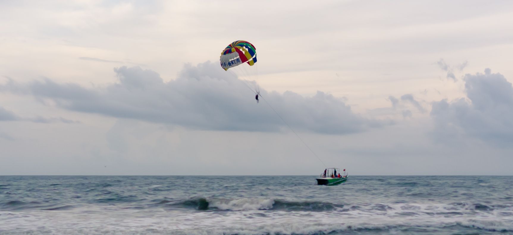 海上冲浪的人们啊
