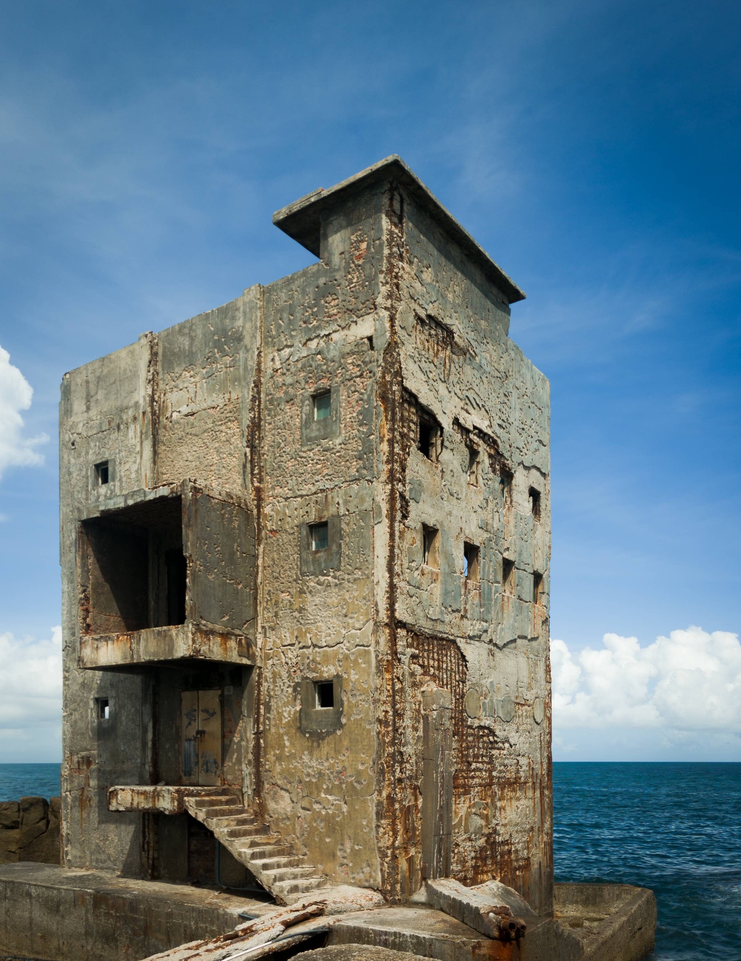 屹立在海边的古堡